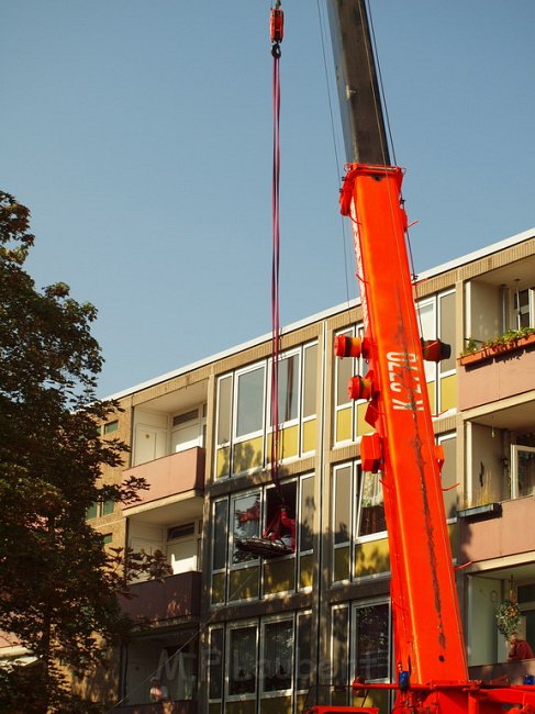 Einsatz BF Koeln Hoehenretter Koeln Stammheim Georg Beyerstr P090.JPG